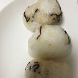 ラー油と塩昆布のおにぎり